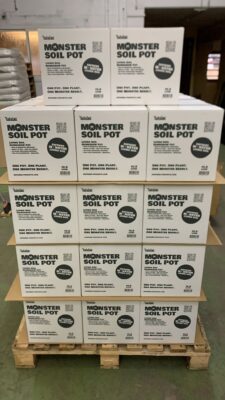 Palé con cajas de Monster Soil Pot en el almacén