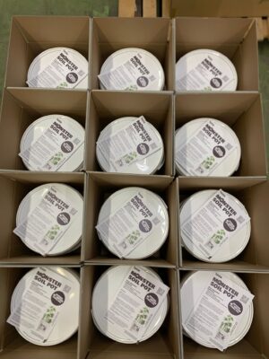 Monster Soil Pots embalados en una caja de envío, vista desde arriba